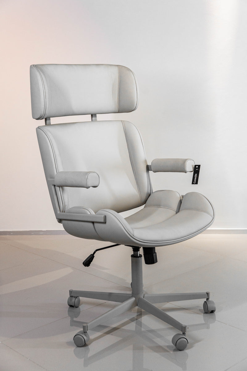 Poltrona Presidente Lisa Pérola com estrutura de espuma laminada, revestimento em cor pérola e base giratória com regulagem de altura. Ideal para escritórios, salas de reuniões e home office. Medidas: 120 cm (A) x 65 cm (L) x 70 cm (P). Outros itens na fotografia não estão incluídos.