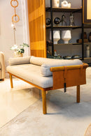 Banco Paul feito com 100% couro legítimo e sistema Softpring, 140 cm de largura, ideal para sala de estar, escritório ou áreas de convivência. Sofisticação e conforto excepcionais para seu ambiente.