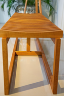 Banco Sucello com estrutura em madeira maciça de Jequitibá, 160 cm de largura, ideal para salas, varandas cobertas e espaços internos. Design minimalista e acabamento na cor Mel, perfeito para diversos estilos de decoração.