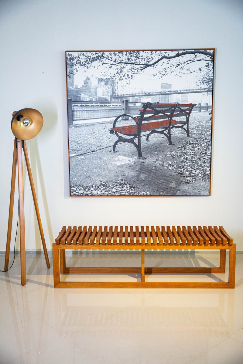 Banco Sucello com estrutura em madeira maciça de Jequitibá, 160 cm de largura, ideal para salas, varandas cobertas e espaços internos. Design minimalista e acabamento na cor Mel, perfeito para diversos estilos de decoração.