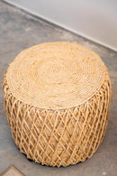 Banqueta Palhinha Natural com estrutura em fibra natural trançada, 45 cm de diâmetro, ideal para sala de estar, quarto ou espaço gourmet. Design artesanal e sofisticado, elevando a estética do ambiente.