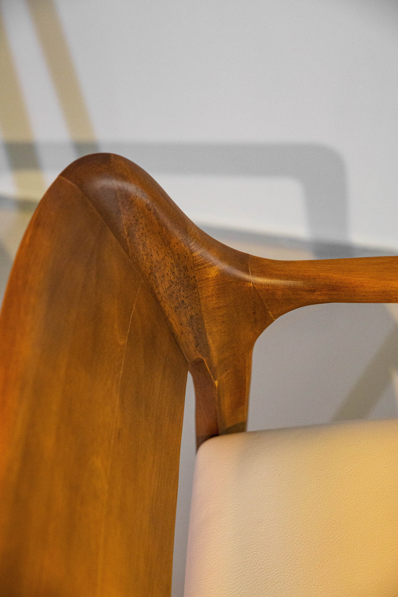 Cadeira Clave com estrutura em madeira Tauari e revestimento em couro natural. Acabamento artesanal e design minimalista. Ideal para salas de jantar, escritórios ou ambientes sofisticados. Disponível em Tauari Cacau e Caramelo. Acompanha uma unidade.