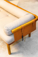 Banco Paul feito com 100% couro legítimo e sistema Softpring, 140 cm de largura, ideal para sala de estar, escritório ou áreas de convivência. Sofisticação e conforto excepcionais para seu ambiente.