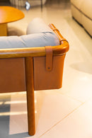 Banco Paul feito com 100% couro legítimo e sistema Softpring, 140 cm de largura, ideal para sala de estar, escritório ou áreas de convivência. Sofisticação e conforto excepcionais para seu ambiente.