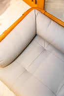 Banco Paul feito com 100% couro legítimo e sistema Softpring, 140 cm de largura, ideal para sala de estar, escritório ou áreas de convivência. Sofisticação e conforto excepcionais para seu ambiente.