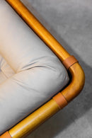 Banco Paul feito com 100% couro legítimo e sistema Softpring, 140 cm de largura, ideal para sala de estar, escritório ou áreas de convivência. Sofisticação e conforto excepcionais para seu ambiente.