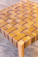 Cadeira de jantar com estrutura em madeira nobre e assento trançado em couro legítimo. Design sofisticado e ergonômico, ideal para salas de jantar refinadas. Acompanha uma unidade.