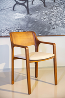 Cadeira Clave com estrutura em madeira Tauari e revestimento em couro natural. Acabamento artesanal e design minimalista. Ideal para salas de jantar, escritórios ou ambientes sofisticados. Disponível em Tauari Cacau e Caramelo. Acompanha uma unidade.