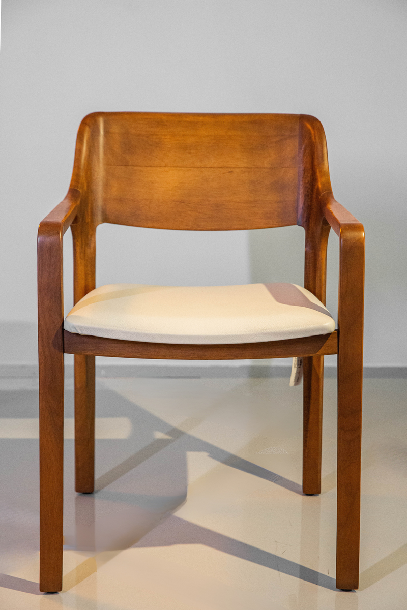 Cadeira Clave com estrutura em madeira Tauari e revestimento em couro natural. Acabamento artesanal e design minimalista. Ideal para salas de jantar, escritórios ou ambientes sofisticados. Disponível em Tauari Cacau e Caramelo. Acompanha uma unidade.