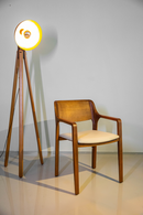 Cadeira Clave com estrutura em madeira Tauari e revestimento em couro natural. Acabamento artesanal e design minimalista. Ideal para salas de jantar, escritórios ou ambientes sofisticados. Disponível em Tauari Cacau e Caramelo. Acompanha uma unidade.