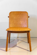 Cadeira Guanabara, design sofisticado com assento e encosto em couro de alta qualidade e estrutura em madeira maciça castanho. Sem braços e ideal para ambientes elegantes como salas de jantar e escritórios. Acompanha uma unidade.