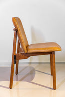 Cadeira Guanabara, design sofisticado com assento e encosto em couro de alta qualidade e estrutura em madeira maciça castanho. Sem braços e ideal para ambientes elegantes como salas de jantar e escritórios. Acompanha uma unidade.