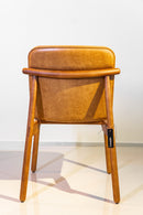 Cadeira Guanabara, design sofisticado com assento e encosto em couro de alta qualidade e estrutura em madeira maciça castanho. Sem braços e ideal para ambientes elegantes como salas de jantar e escritórios. Acompanha uma unidade.