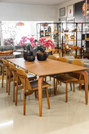 Cadeira Guanabara, design sofisticado com assento e encosto em couro de alta qualidade e estrutura em madeira maciça castanho. Sem braços e ideal para ambientes elegantes como salas de jantar e escritórios. Acompanha uma unidade.