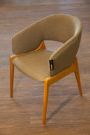 A Cadeira Mineira é a escolha ideal para quem deseja um toque de elegância e aconchego em sua sala de jantar.