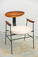 Cadeira Soddy, projetada pelo Designer Ângelo Duvoisn, com estrutura de ferro preto, braços em madeira Muicatiara e encosto em Pau-Ferro. Design ergonômico e sofisticado, ideal para ambientes como salas de estar, quartos e escritórios. Acompanha uma unidade.