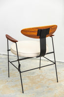 Cadeira Soddy, projetada pelo Designer Ângelo Duvoisn, com estrutura de ferro preto, braços em madeira Muicatiara e encosto em Pau-Ferro. Design ergonômico e sofisticado, ideal para ambientes como salas de estar, quartos e escritórios. Acompanha uma unidade.