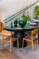 Cadeira de jantar com estrutura em madeira nobre e assento trançado em couro legítimo. Design sofisticado e ergonômico, ideal para salas de jantar refinadas. Acompanha uma unidade.