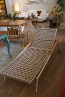 Espreguiçadeira Acalanto com estrutura em alumínio premium, descanso de braços em madeira maciça e revestimento em corda náutica de alta qualidade. Ideal para áreas externas como jardins, varandas e à beira da piscina. Dimensões: 96 cm (A) x 84 cm (L) x 195 cm (P). Acompanha uma unidade.