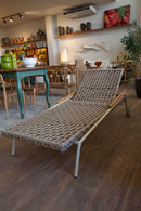 Espreguiçadeira Acalanto com estrutura em alumínio premium, descanso de braços em madeira maciça e revestimento em corda náutica de alta qualidade. Ideal para áreas externas como jardins, varandas e à beira da piscina. Dimensões: 96 cm (A) x 84 cm (L) x 195 cm (P). Acompanha uma unidade.