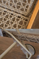 Espreguiçadeira Acalanto com estrutura em alumínio premium, descanso de braços em madeira maciça e revestimento em corda náutica de alta qualidade. Ideal para áreas externas como jardins, varandas e à beira da piscina. Dimensões: 96 cm (A) x 84 cm (L) x 195 cm (P). Acompanha uma unidade.