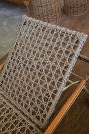 Espreguiçadeira Acalanto com estrutura em alumínio premium, descanso de braços em madeira maciça e revestimento em corda náutica de alta qualidade. Ideal para áreas externas como jardins, varandas e à beira da piscina. Dimensões: 96 cm (A) x 84 cm (L) x 195 cm (P). Acompanha uma unidade