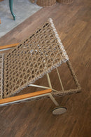 Espreguiçadeira Acalanto com estrutura em alumínio premium, descanso de braços em madeira maciça e revestimento em corda náutica de alta qualidade. Ideal para áreas externas como jardins, varandas e à beira da piscina. Dimensões: 96 cm (A) x 84 cm (L) x 195 cm (P). Acompanha uma unidade