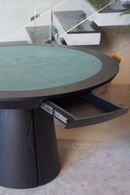 Mesa de Jogos Oca com tampo reversível e quadro com gavetas escondidas. Ideal para ser utilizada como mesa de jantar ou mesa de jogos, oferecendo praticidade e sofisticação. Dimensões: Altura: 79 cm | Diâmetro: 130 cm. Acompanha uma unidade.