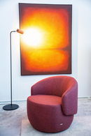 Poltrona Ananda com revestimento em tecido vinho, assento e encosto fixos, espuma D-28/Soft D-35, e estrutura em madeira de eucalipto reflorestada. Design contemporâneo com pés giratórios para flexibilidade. Dimensões: Altura: 75 cm | Largura: 85 cm | Profundidade: 78 cm. Acompanha uma unidade.