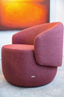 Poltrona Ananda com revestimento em tecido vinho, assento e encosto fixos, espuma D-28/Soft D-35, e estrutura em madeira de eucalipto reflorestada. Design contemporâneo com pés giratórios para flexibilidade. Dimensões: Altura: 75 cm | Largura: 85 cm | Profundidade: 78 cm. Acompanha uma unidade.