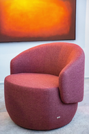 Poltrona Ananda com revestimento em tecido vinho, assento e encosto fixos, espuma D-28/Soft D-35, e estrutura em madeira de eucalipto reflorestada. Design contemporâneo com pés giratórios para flexibilidade. Dimensões: Altura: 75 cm | Largura: 85 cm | Profundidade: 78 cm. Acompanha uma unidade.