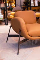 Poltrona Barista com revestimento em couro legítimo, estrutura robusta em madeira de reflorestamento (eucalipto) e acabamento em MDP e multilaminado. Tecnologia de estofamento com molas para conforto superior. Dimensões: Altura: 67 cm | Largura: 97 cm | Profundidade: 75 cm. Acompanha uma unidade.