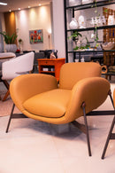 Poltrona Barista com revestimento em couro legítimo, estrutura robusta em madeira de reflorestamento (eucalipto) e acabamento em MDP e multilaminado. Tecnologia de estofamento com molas para conforto superior. Dimensões: Altura: 67 cm | Largura: 97 cm | Profundidade: 75 cm. Acompanha uma unidade.