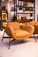 Poltrona Barista com revestimento em couro legítimo, estrutura robusta em madeira de reflorestamento (eucalipto) e acabamento em MDP e multilaminado. Tecnologia de estofamento com molas para conforto superior. Dimensões: Altura: 67 cm | Largura: 97 cm | Profundidade: 75 cm. Acompanha uma unidade.