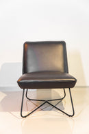 Poltrona Blausee Preta em couro 100% legítimo, com estrutura em madeira de reflorestamento (eucalipto e multilaminado de 18 mm). Almofadas fixas com espuma D35 e D26 soft, revestidas em fibra siliconizada. Sistema Softpring e tecnologia Confortplus garantem conforto e durabilidade. Dimensões: Altura: 75 cm | Largura: 65 cm | Profundidade: 79 cm. Entregue montada. Acompanha uma unidade.