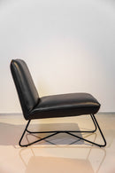 Poltrona Blausee Preta em couro 100% legítimo, com estrutura em madeira de reflorestamento (eucalipto e multilaminado de 18 mm). Almofadas fixas com espuma D35 e D26 soft, revestidas em fibra siliconizada. Sistema Softpring e tecnologia Confortplus garantem conforto e durabilidade. Dimensões: Altura: 75 cm | Largura: 65 cm | Profundidade: 79 cm. Entregue montada. Acompanha uma unidade.