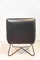 Poltrona Blausee Preta em couro 100% legítimo, com estrutura em madeira de reflorestamento (eucalipto e multilaminado de 18 mm). Almofadas fixas com espuma D35 e D26 soft, revestidas em fibra siliconizada. Sistema Softpring e tecnologia Confortplus garantem conforto e durabilidade. Dimensões: Altura: 75 cm | Largura: 65 cm | Profundidade: 79 cm. Entregue montada. Acompanha uma unidade.