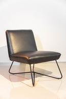 Poltrona Blausee Preta em couro 100% legítimo, com estrutura em madeira de reflorestamento (eucalipto e multilaminado de 18 mm). Almofadas fixas com espuma D35 e D26 soft, revestidas em fibra siliconizada. Sistema Softpring e tecnologia Confortplus garantem conforto e durabilidade. Dimensões: Altura: 75 cm | Largura: 65 cm | Profundidade: 79 cm. Entregue montada. Acompanha uma unidade.