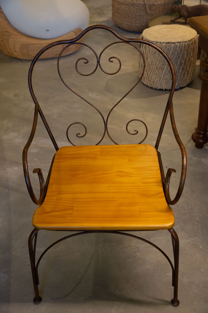 Poltrona Brumado com estrutura de ferro resistente e detalhes em madeira de pinus de alta qualidade. Ideal para ambientes modernos e elegantes, tanto internos quanto externos cobertos. Dimensões: Altura: 95 cm | Comprimento: 65 cm | Largura: 62 cm. Acompanha uma unidade. Outros itens mostrados na fotografia não estão incluídos.