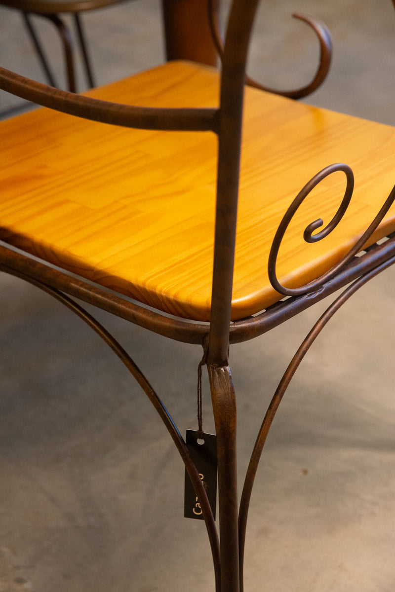 Poltrona Brumado com estrutura de ferro resistente e detalhes em madeira de pinus de alta qualidade. Ideal para ambientes modernos e elegantes, tanto internos quanto externos cobertos. Dimensões: Altura: 95 cm | Comprimento: 65 cm | Largura: 62 cm. Acompanha uma unidade. Outros itens mostrados na fotografia não estão incluídos.