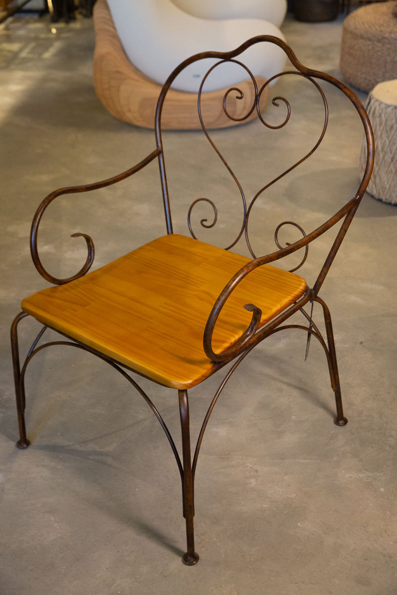 Poltrona Brumado com estrutura de ferro resistente e detalhes em madeira de pinus de alta qualidade. Ideal para ambientes modernos e elegantes, tanto internos quanto externos cobertos. Dimensões: Altura: 95 cm | Comprimento: 65 cm | Largura: 62 cm. Acompanha uma unidade. Outros itens mostrados na fotografia não estão incluídos.