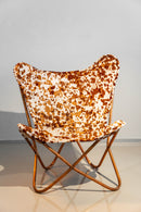 Poltrona Butterfly com design clássico de borboleta, feita em couro de vaca genuíno e estrutura de aço com pintura eletrostática. Dimensões: Altura: 85 cm | Largura: 70 cm | Profundidade: 80 cm | Altura do assento: 32 cm. Estilo vintage, industrial e rústico. Ideal para salas de estar, escritórios e áreas de descanso. Acompanha uma unidade. Outros itens mostrados na fotografia não estão incluídos.