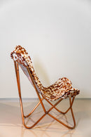 Poltrona Butterfly com design clássico de borboleta, feita em couro de vaca genuíno e estrutura de aço com pintura eletrostática. Dimensões: Altura: 85 cm | Largura: 70 cm | Profundidade: 80 cm | Altura do assento: 32 cm. Estilo vintage, industrial e rústico. Ideal para salas de estar, escritórios e áreas de descanso. Acompanha uma unidade. Outros itens mostrados na fotografia não estão incluídos.