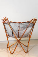 Poltrona Butterfly com design clássico de borboleta, feita em couro de vaca genuíno e estrutura de aço com pintura eletrostática. Dimensões: Altura: 85 cm | Largura: 70 cm | Profundidade: 80 cm | Altura do assento: 32 cm. Estilo vintage, industrial e rústico. Ideal para salas de estar, escritórios e áreas de descanso. Acompanha uma unidade. Outros itens mostrados na fotografia não estão incluídos.