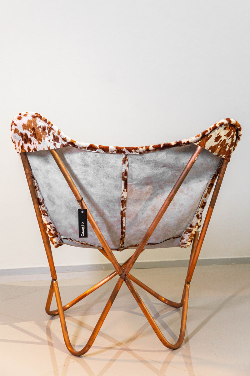 Poltrona Butterfly com design clássico de borboleta, feita em couro de vaca genuíno e estrutura de aço com pintura eletrostática. Dimensões: Altura: 85 cm | Largura: 70 cm | Profundidade: 80 cm | Altura do assento: 32 cm. Estilo vintage, industrial e rústico. Ideal para salas de estar, escritórios e áreas de descanso. Acompanha uma unidade. Outros itens mostrados na fotografia não estão incluídos.