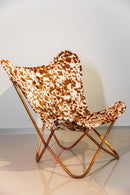 Poltrona Butterfly com design clássico de borboleta, feita em couro de vaca genuíno e estrutura de aço com pintura eletrostática. Dimensões: Altura: 85 cm | Largura: 70 cm | Profundidade: 80 cm | Altura do assento: 32 cm. Estilo vintage, industrial e rústico. Ideal para salas de estar, escritórios e áreas de descanso. Acompanha uma unidade. Outros itens mostrados na fotografia não estão incluídos.