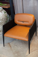 Poltrona Caroá confeccionada em 100% couro legítimo, com estrutura de madeira compensada e metal. Almofadas com espuma D30 e D26 soft e manta de fibra siliconizada, sistema Softpring e tecnologia Confortplus para conforto e durabilidade. Dimensões: Largura: 75 cm | Profundidade: 77 cm | Altura: 76 cm. Acompanha uma unidade. Outros itens mostrados na fotografia não estão incluídos.