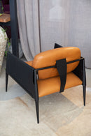 Poltrona Caroá confeccionada em 100% couro legítimo, com estrutura de madeira compensada e metal. Almofadas com espuma D30 e D26 soft e manta de fibra siliconizada, sistema Softpring e tecnologia Confortplus para conforto e durabilidade. Dimensões: Largura: 75 cm | Profundidade: 77 cm | Altura: 76 cm. Acompanha uma unidade. Outros itens mostrados na fotografia não estão incluídos.