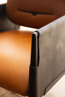 Poltrona Caroá confeccionada em 100% couro legítimo, com estrutura de madeira compensada e metal. Almofadas com espuma D30 e D26 soft e manta de fibra siliconizada, sistema Softpring e tecnologia Confortplus para conforto e durabilidade. Dimensões: Largura: 75 cm | Profundidade: 77 cm | Altura: 76 cm. Acompanha uma unidade. Outros itens mostrados na fotografia não estão incluídos.