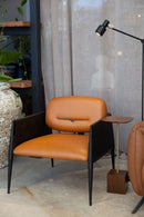 Poltrona Caroá confeccionada em 100% couro legítimo, com estrutura de madeira compensada e metal. Almofadas com espuma D30 e D26 soft e manta de fibra siliconizada, sistema Softpring e tecnologia Confortplus para conforto e durabilidade. Dimensões: Largura: 75 cm | Profundidade: 77 cm | Altura: 76 cm. Acompanha uma unidade. Outros itens mostrados na fotografia não estão incluídos.